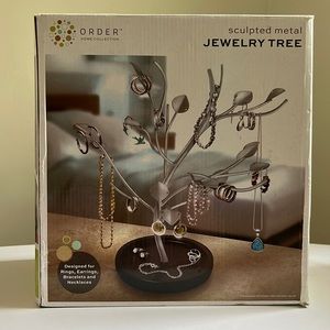 Sculpted metal jewelry tree